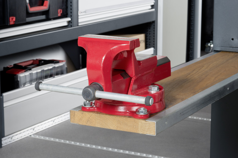 Верстак з лещатами